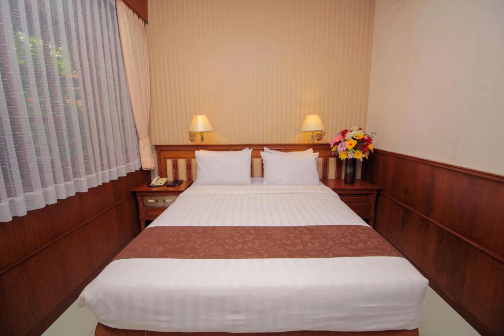 Postel nebo postele na pokoji v ubytování Sapta Nawa Resort 1 Gresik