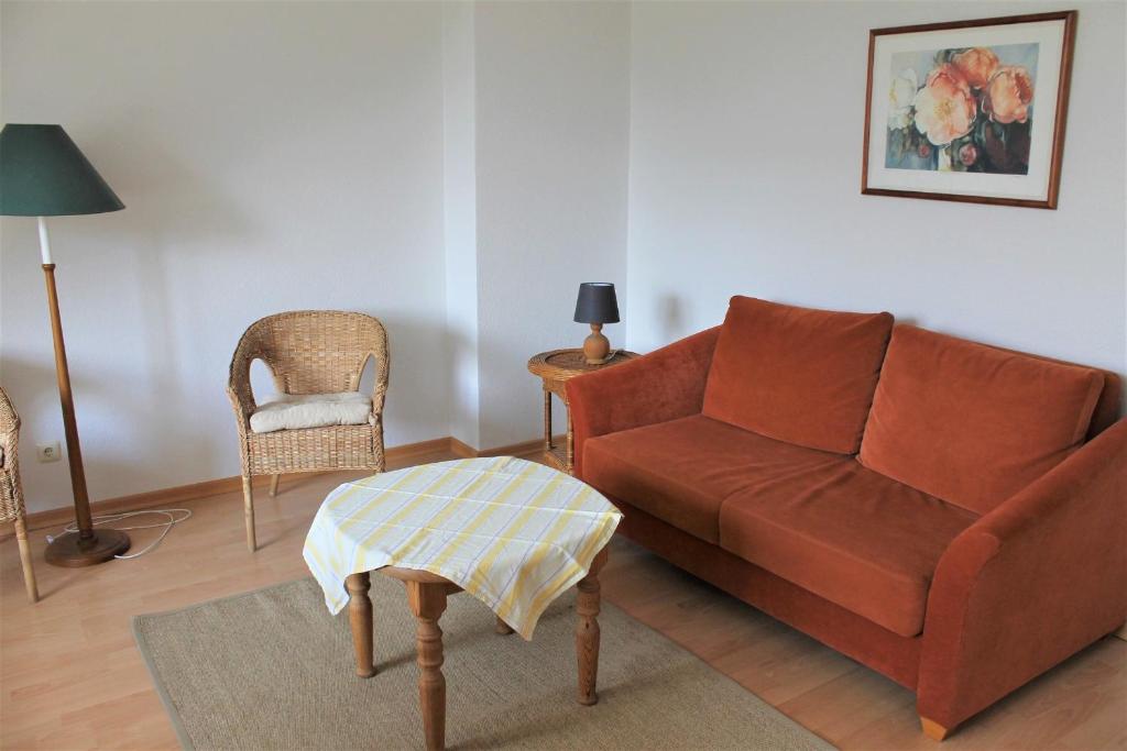 sala de estar con sofá y silla en "Pappelhof - Whg 8" en Grömitz
