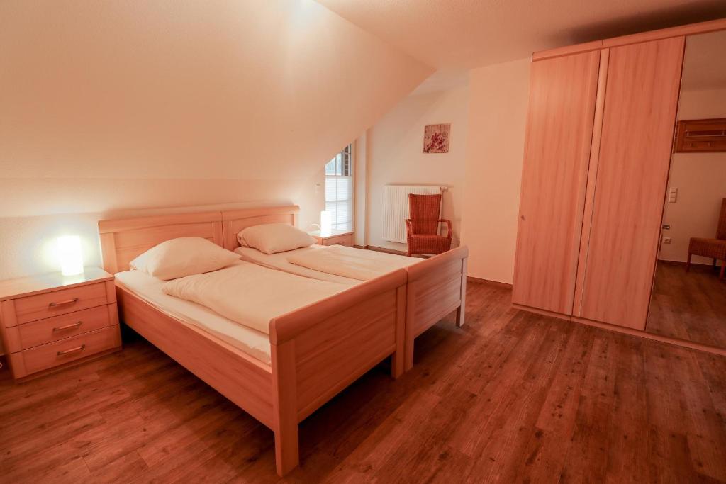 メッペンにあるFamilienhof Brüning - Rehblickのベッドルーム1室(大型ベッド1台付)