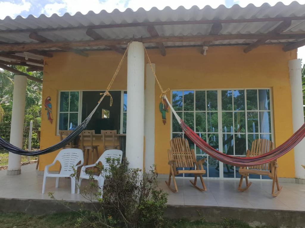 una casa con 2 hamacas en un patio en Cabaña cerca al mar - A 200 mts, en Coveñas