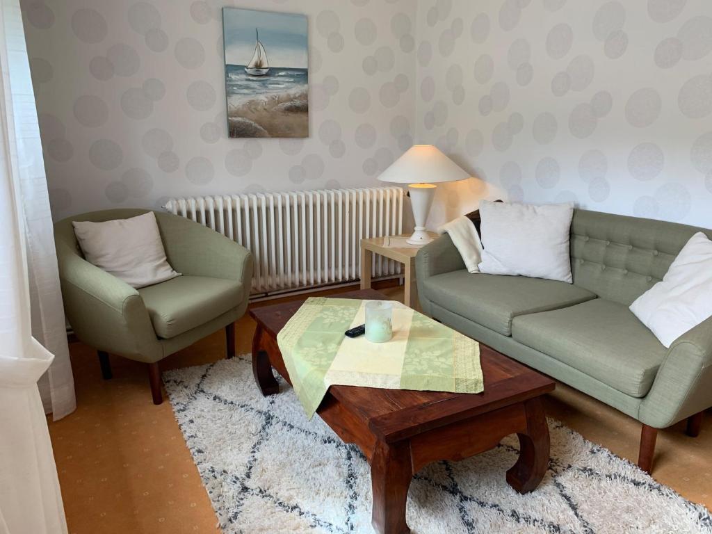 a living room with a couch and a coffee table at Haus Uschi - Ferienhaus in Cismar