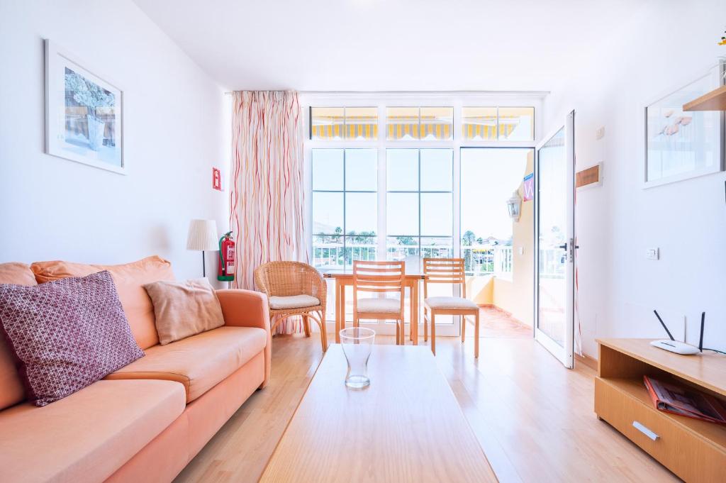 sala de estar con sofá y mesa en Apartamentos Loma Estrella en Mogán