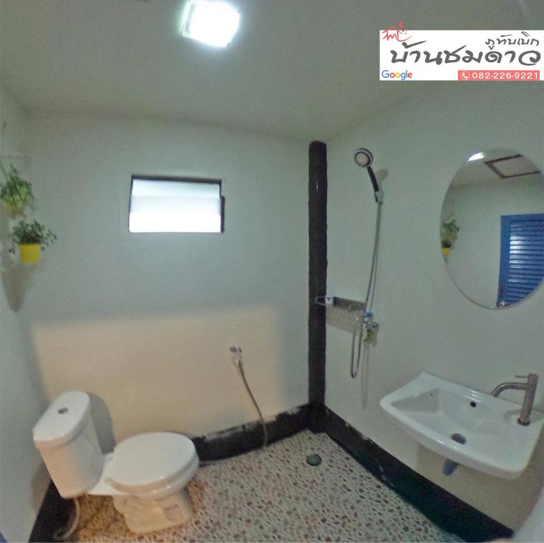 Bathroom sa Baan Chomdao Phu Thap Buek