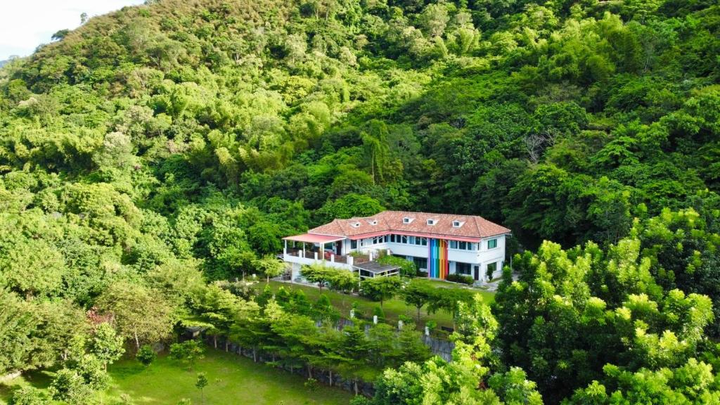 une vue aérienne sur une maison au milieu d'une montagne dans l'établissement Li Wu Zuo Cun B&B, à Chongde