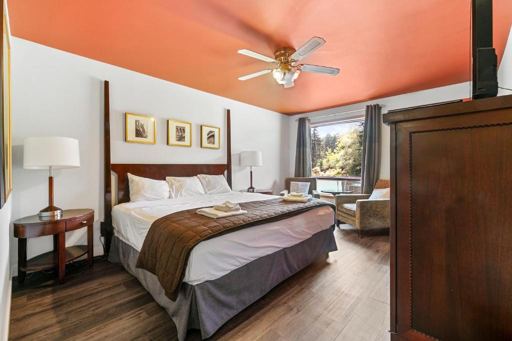 - une chambre avec un lit et un ventilateur de plafond dans l'établissement Auberge Pique Nique, à Shawinigan