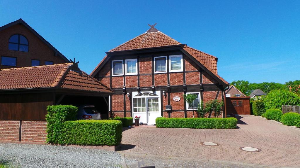 a large brick house with a roof at Ferienwohnung Ihle in Heiligenhafen