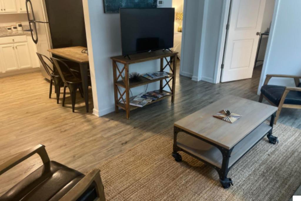 Special! 2 Queen Bedroom Condo Minutes to Broadway!