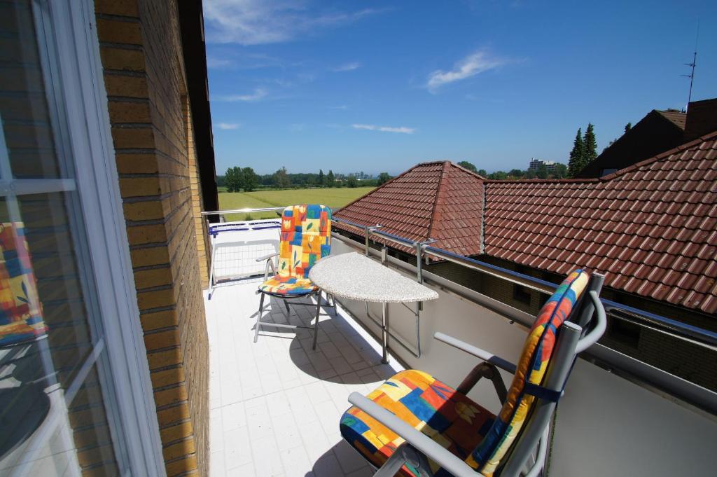 a balcony with chairs and a table on a roof at Flieder in Dahme