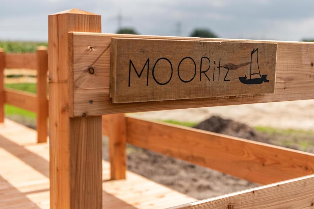 a sign that reads moorlin on a wooden fence at Huxfeld-Hof - Tiny-House MOORitz in Grasberg