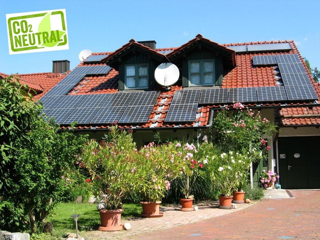 a house with solar panels on its roof at Öko-Ferienwohnung im Landhaus Hübner in Neukirchen