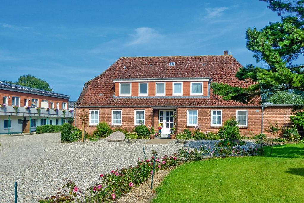 uma grande casa de tijolos com um quintal em Landglück em Klausdorf