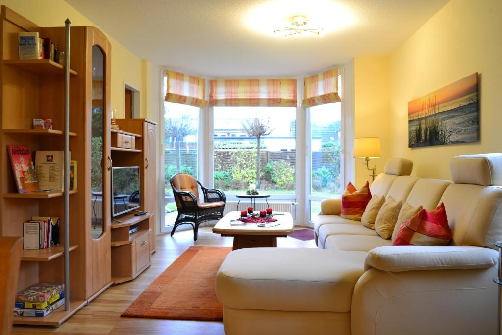 ein Wohnzimmer mit einem Sofa und einem Tisch in der Unterkunft Haus am Grömitzer Deich - Whg 4 in Grömitz