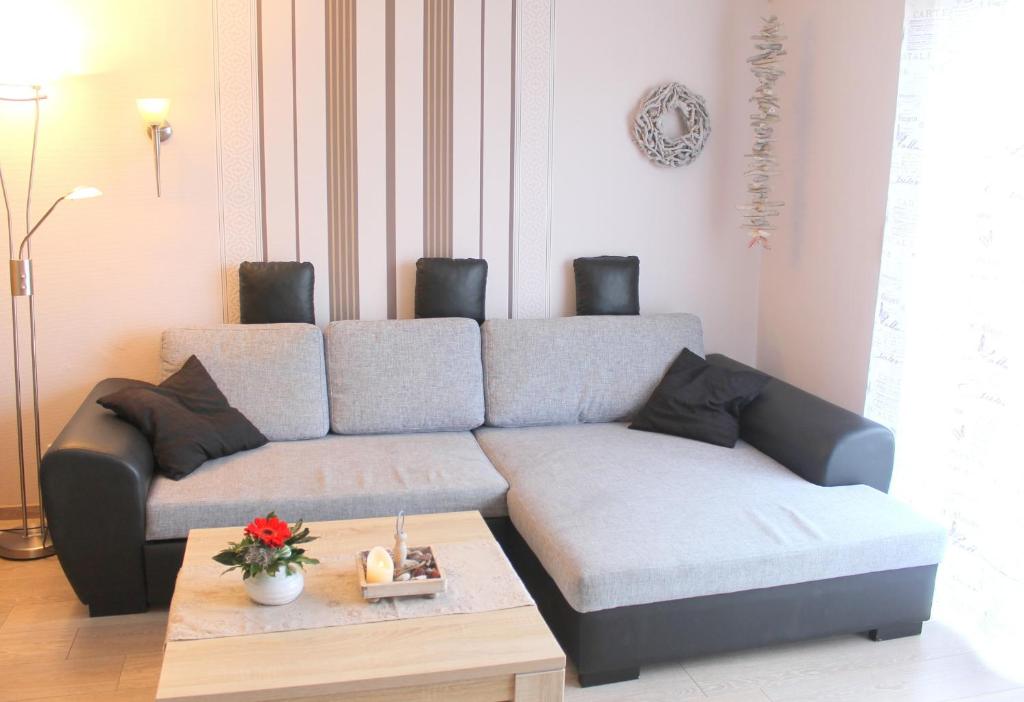 sala de estar con sofá y mesa de centro en Ferienwohnung Steffens - "Im Winkel", en Grömitz