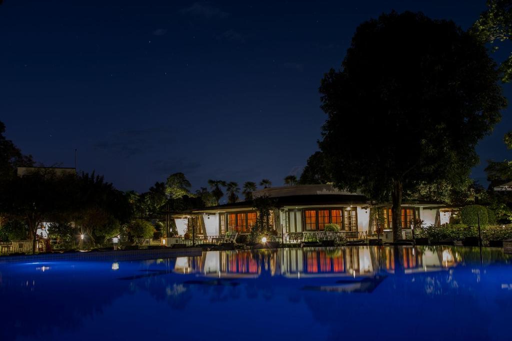 Hồ bơi trong/gần Fish Tail Lodge