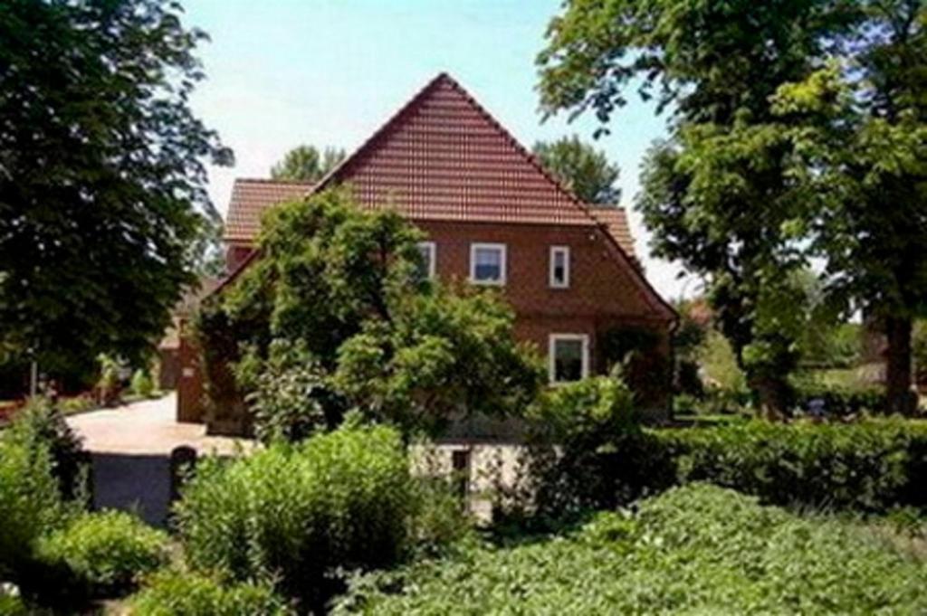 RettinにあるRettiner Diekhofの茂みと木々の庭のある家