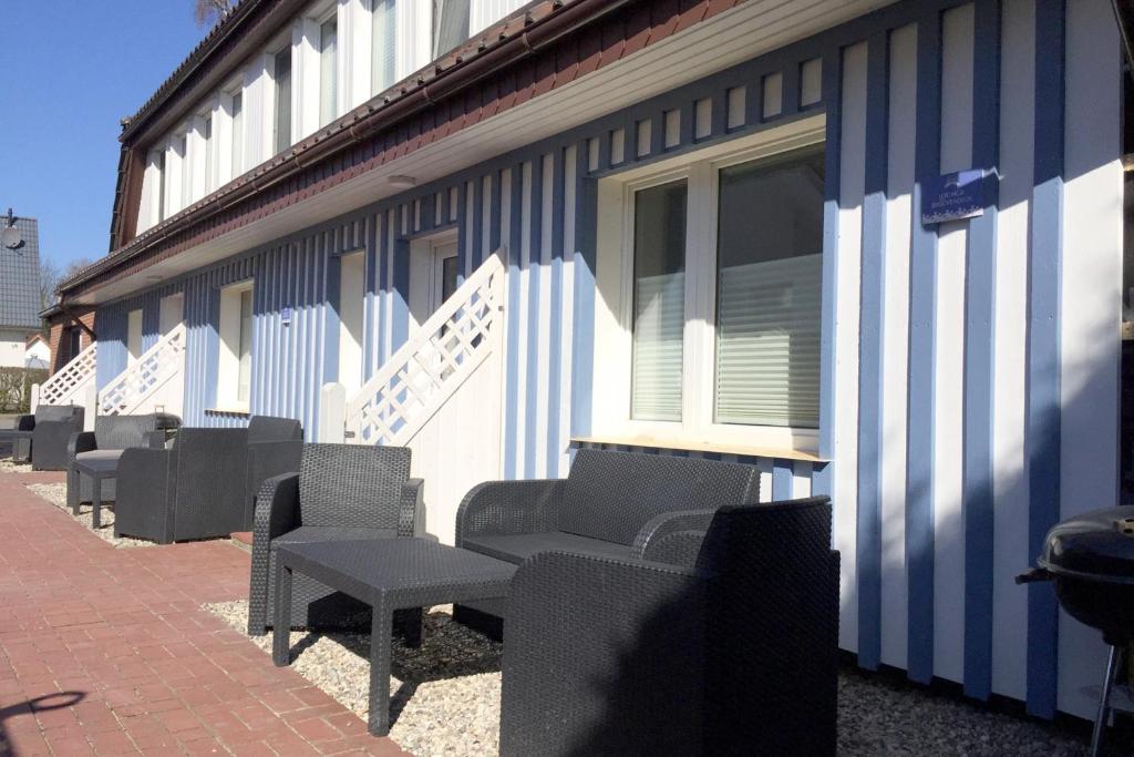 a row of chairs sitting on the side of a building at Achterdeck FW 2 in Zingst