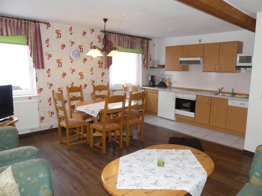 a kitchen and dining room with a table and chairs at Gästehaus Bommelsen - FEWO 1 in Bomlitz