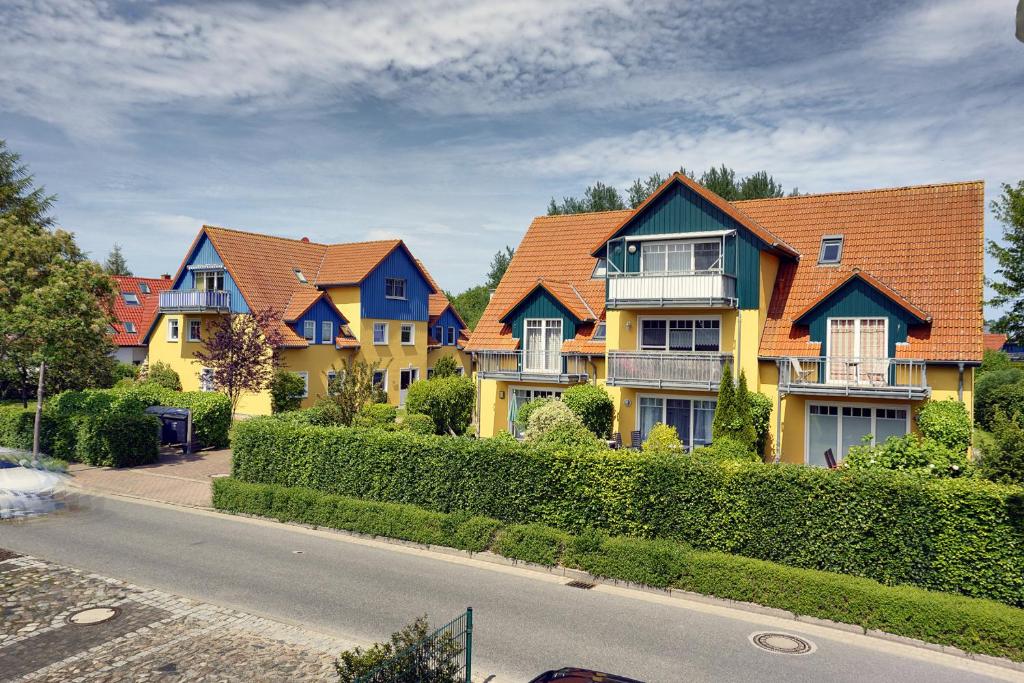 a row of houses on the side of a street at Meer, Whg 16 in Zingst