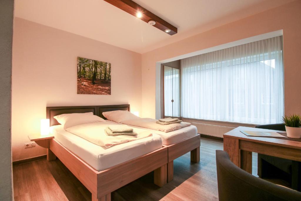 Un pat sau paturi într-o cameră la Familienhof Brüning - Doppelzimmer Waldesruh II