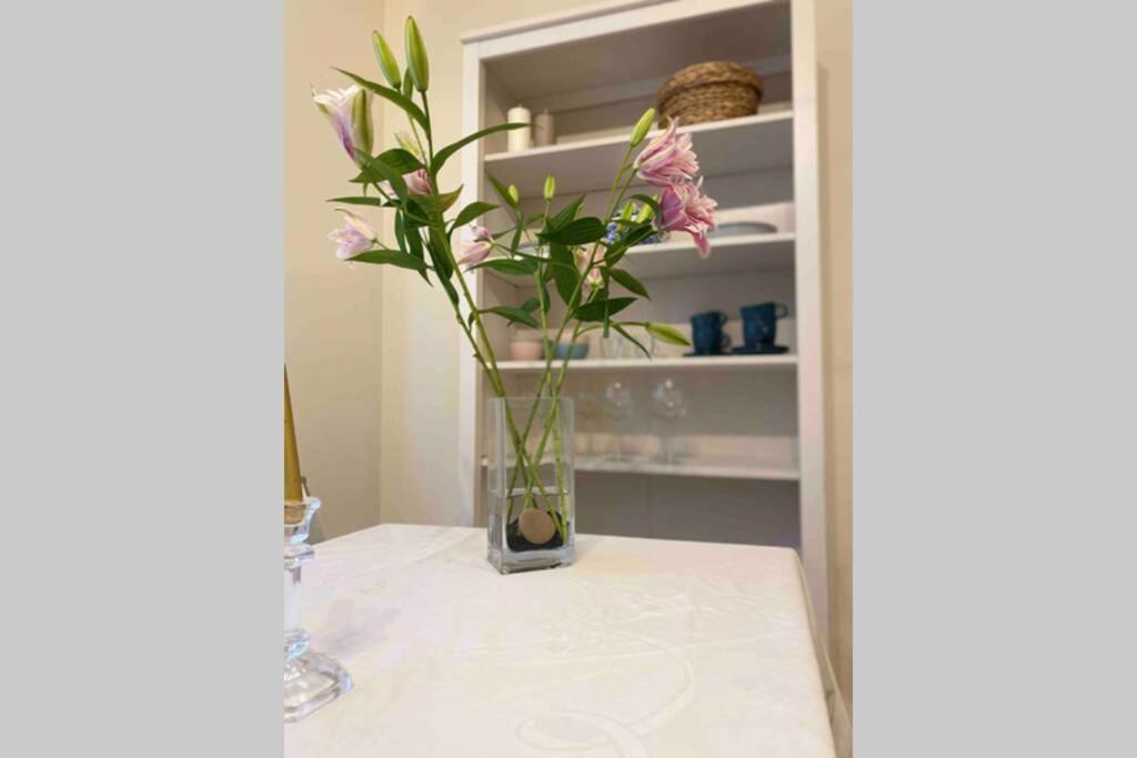 a vase with pink flowers sitting on a table at apartamento centro historico Zaragoza in Zaragoza