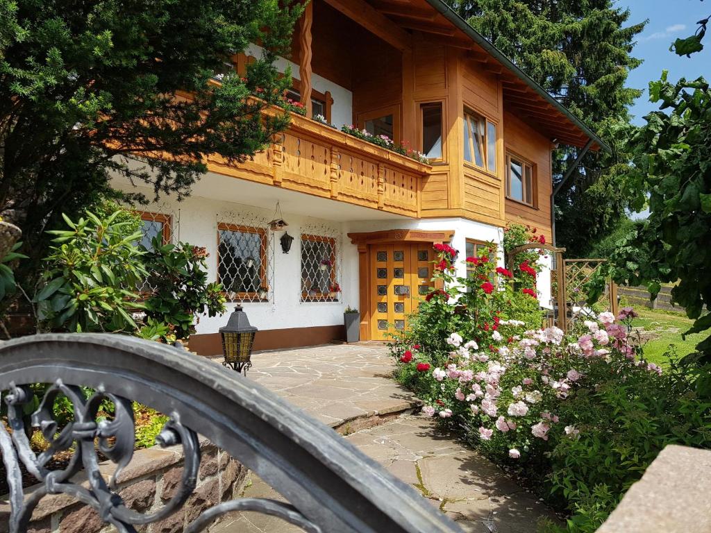 ławka przed domem z kwiatami w obiekcie Ferienwohnung Schloßberg 1 w mieście Peiting