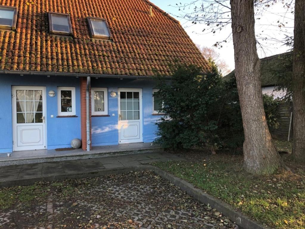 オストゼーバート・ディアーハーゲンにある-"Fischländer Weg 53B"-の褐色の屋根の青い家