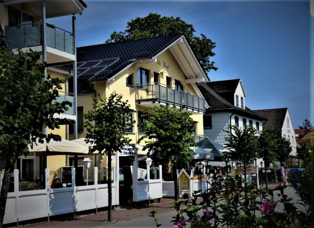 巴貝的住宿－Apartment Nordstern，前面有许多树木的黄色建筑