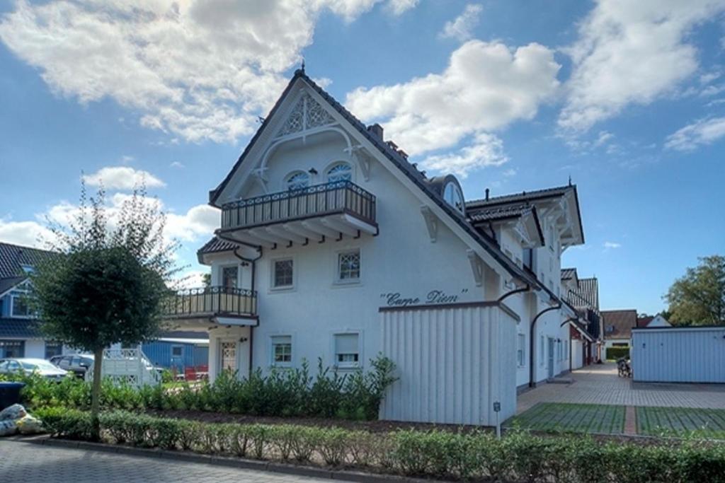 um edifício branco com uma varanda em cima em Villa Carpe Diem, FW 9 em Zingst