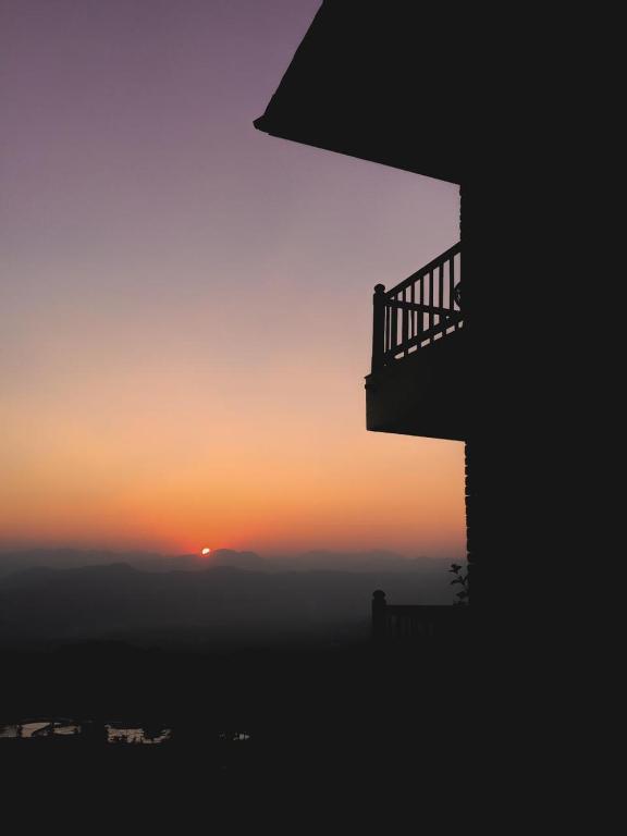 Pogled na izlazak ili zalazak sunca iz ili blizu hotela