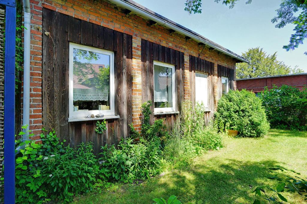 een stenen huis met drie ramen aan de zijkant bij Alte Schmiede - 21847 in Zingst