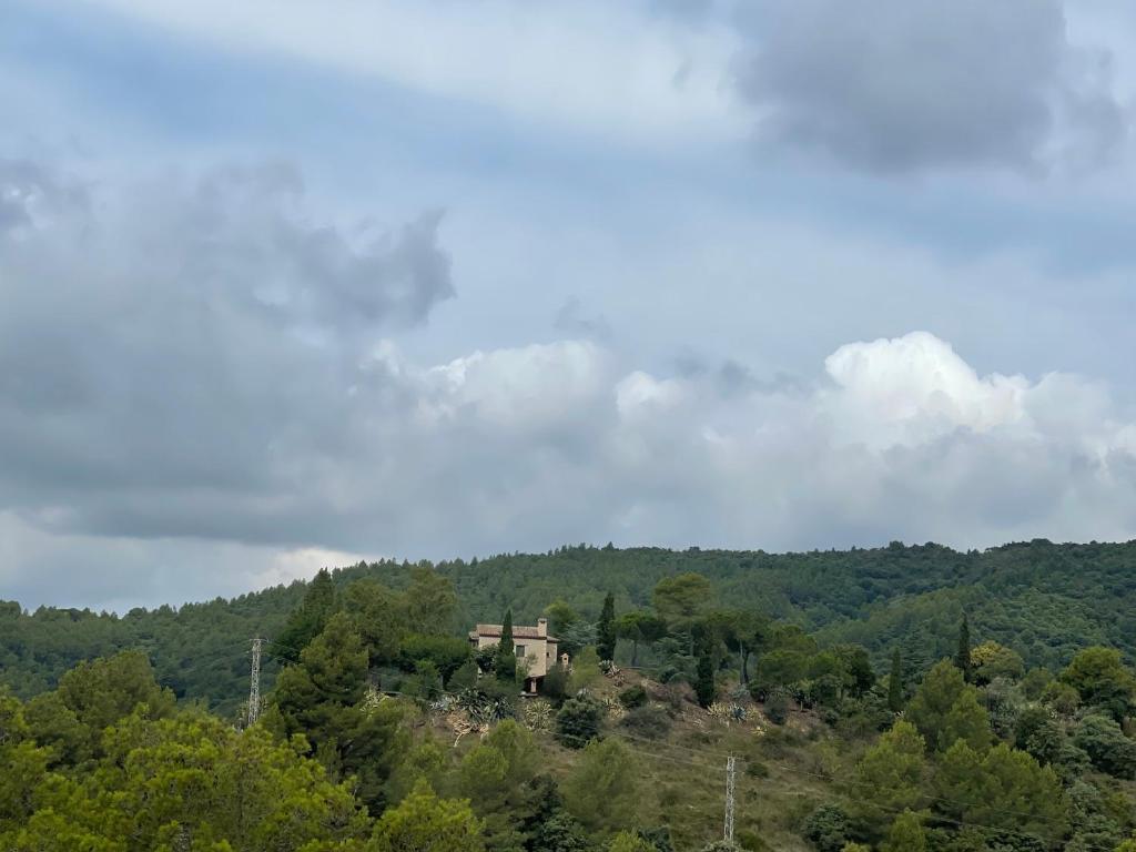 Masia Catalana SolSenyor في تاراغونا: منزل على قمة تل به اشجار