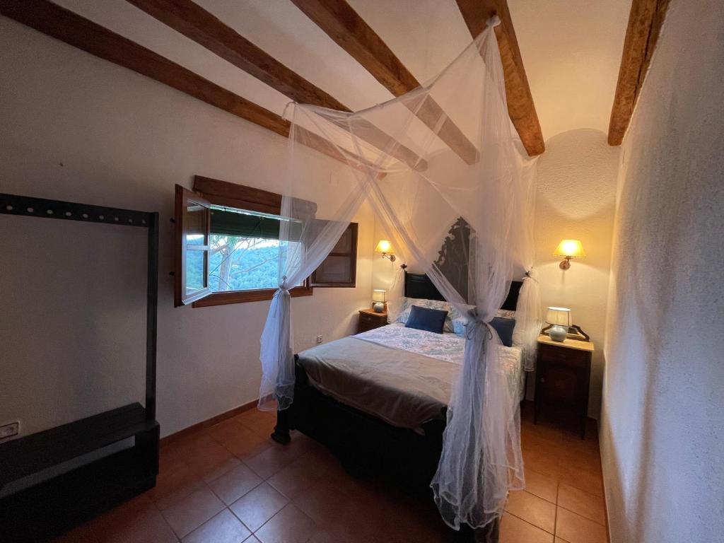 Postel nebo postele na pokoji v ubytování Masia Catalana SolSenyor by El Secret de la Conca