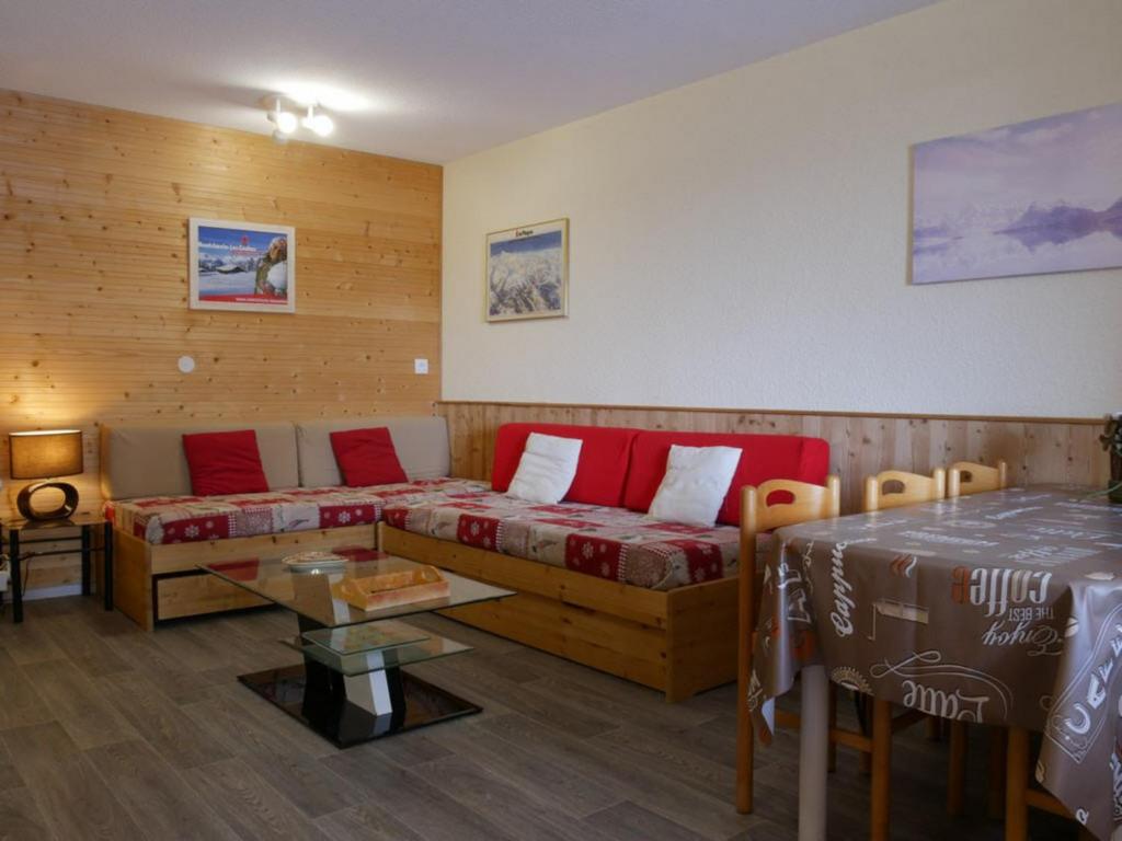 Appartement La Plagne, 3 pièces, 6 personnes - FR-1-329-47にあるシーティングエリア