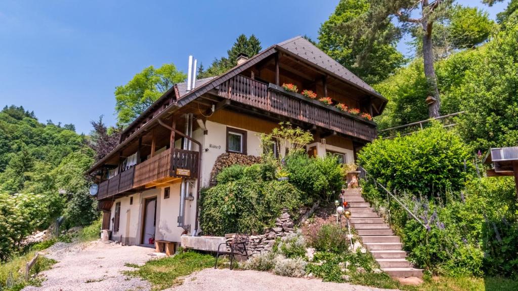 uma casa numa colina com escadas que levam até ela em Ferienhaus Rombach Wohnung A em Wieden