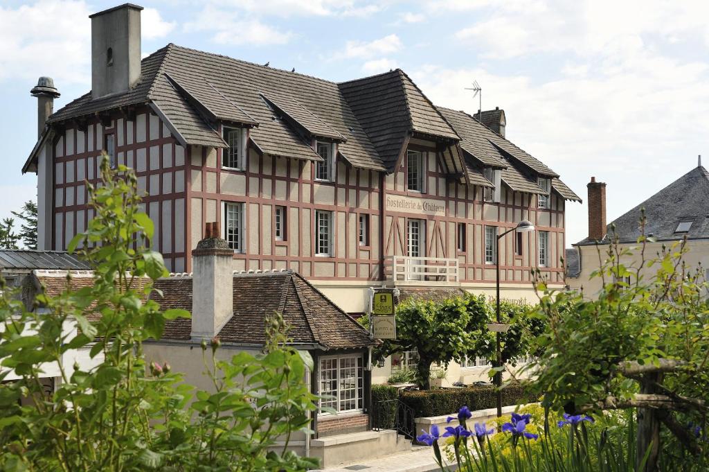 Hostellerie Du Chateau في شومون سور لوار: مبنى كبير مع الكثير من النوافذ
