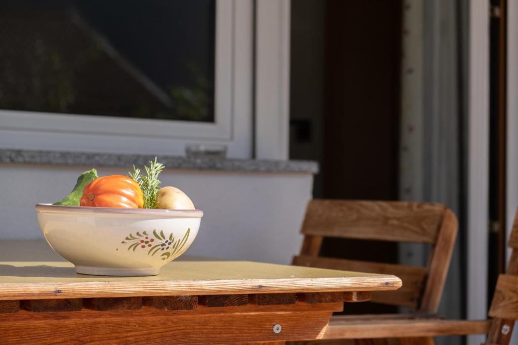 un tazón de verduras sentado en una mesa en Ferienwohung im Haus Texel I, en Rablà