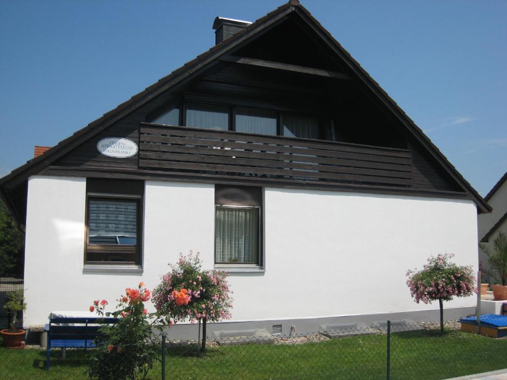 ein weißes Haus mit schwarzem Dach in der Unterkunft Haus Franke in Langenargen