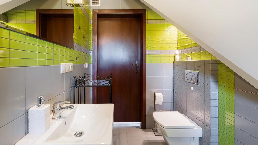 Kúpeľňa v ubytovaní Apartamenty Sun & Snow Kościelisko Chotarz z basenem