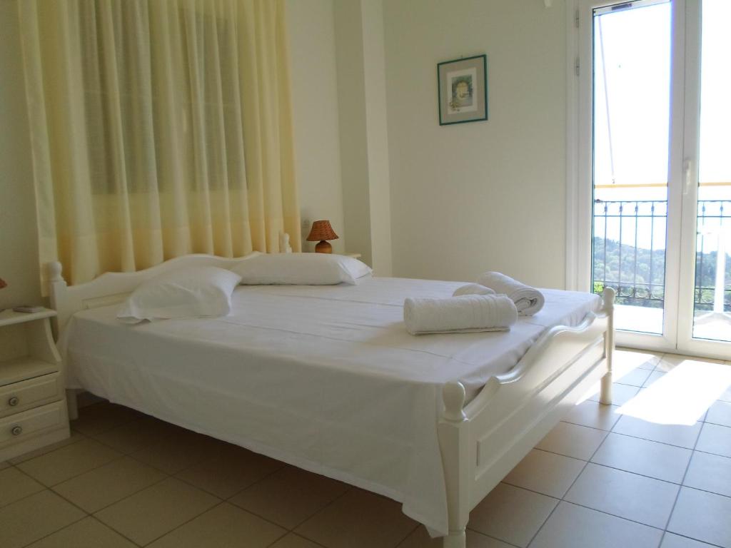 Posteľ alebo postele v izbe v ubytovaní Heliovasilema (Sunset) Apartments and Studios