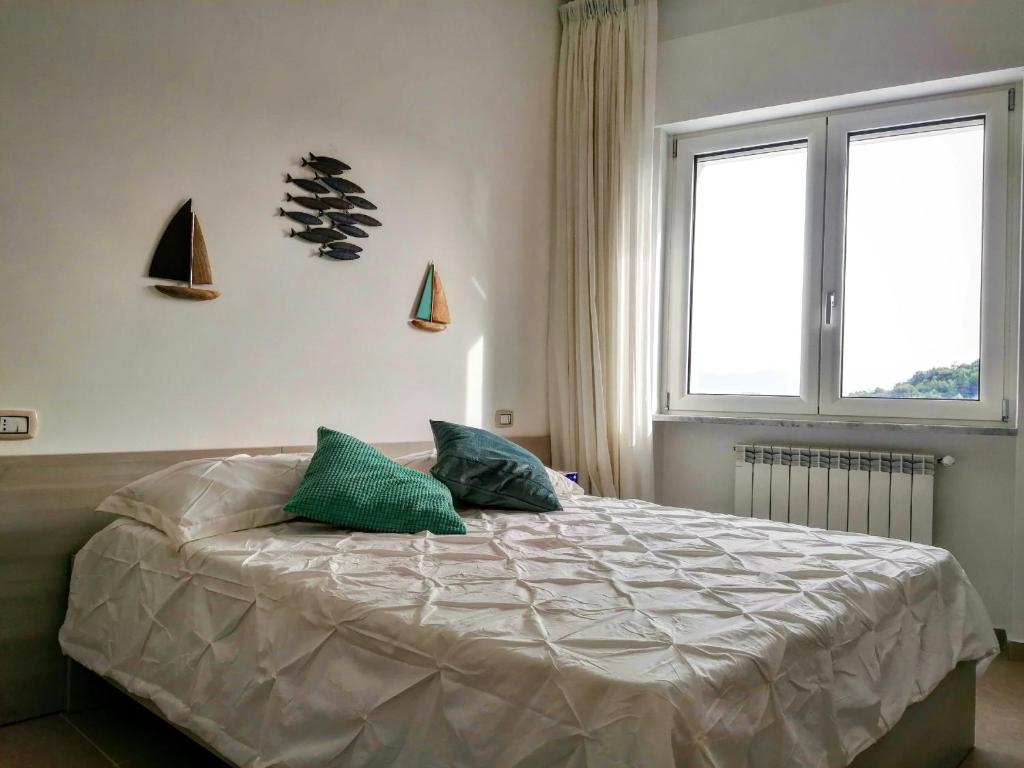 um quarto com uma cama grande e almofadas verdes em Feudo di Castelmozzo em Santa Paolina