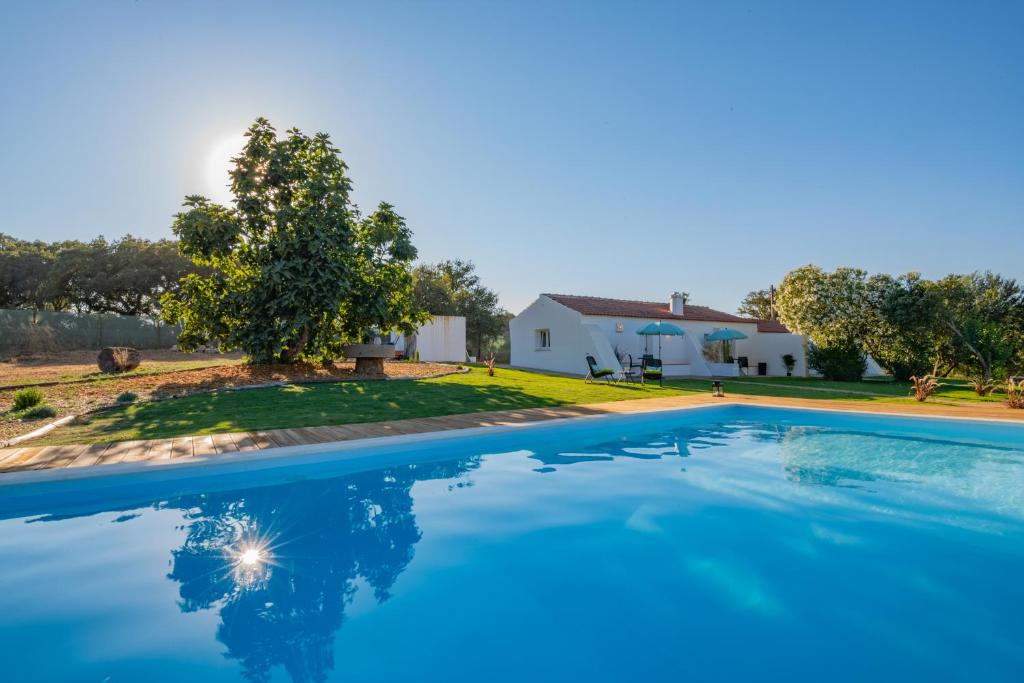 Piscina de la sau aproape de Casas Da Bica - Turismo Espaço Rural