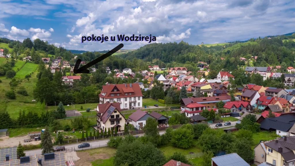 a town in the mountains with the words poloda v wolfgang at Pokoje u TATY in Krościenko