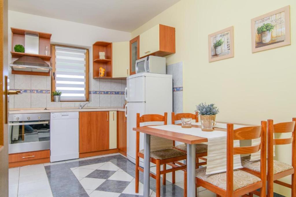Kuchyň nebo kuchyňský kout v ubytování Apartments Dubravka