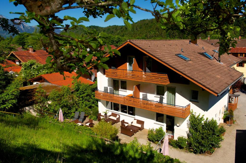 ein großes weißes Haus mit braunem Dach in der Unterkunft Ferienhaus Weiß, Sandra Weiß in Füssen