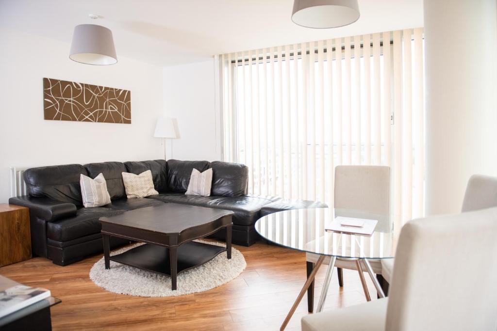 A seating area at City Stay Apartments - Hub 