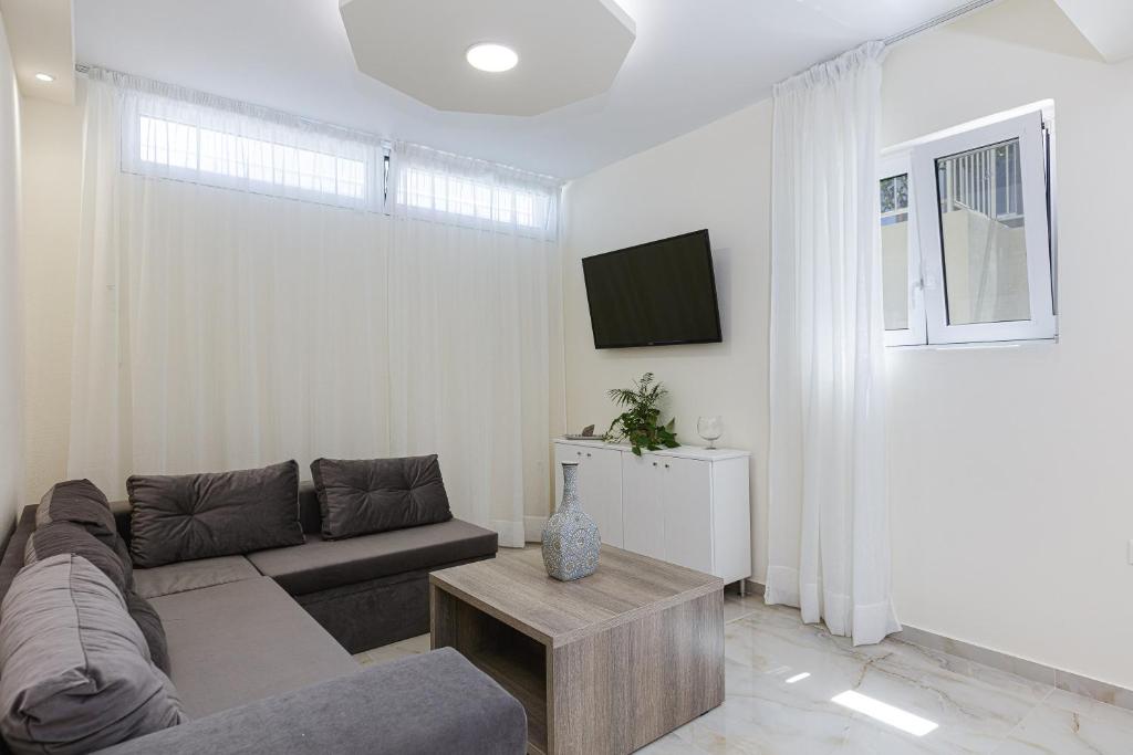TV a/nebo společenská místnost v ubytování Family Friendly Basilicata Attali villa Private Pool,Children area