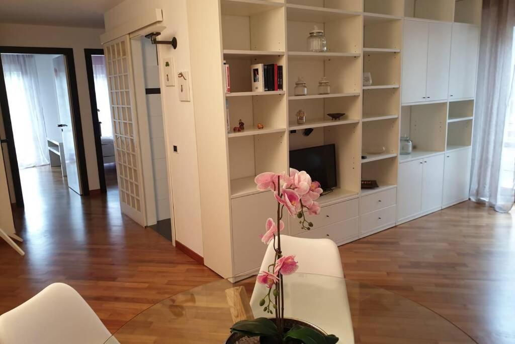 una sala de estar con un jarrón con una flor sobre una mesa en Casa Riccò di Cinzia e Samuele, en Riccò del Golfo di Spezia
