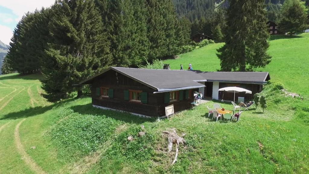 ein kleines Haus auf einem Hügel auf einem Feld in der Unterkunft Haus am Reh in Gargellen