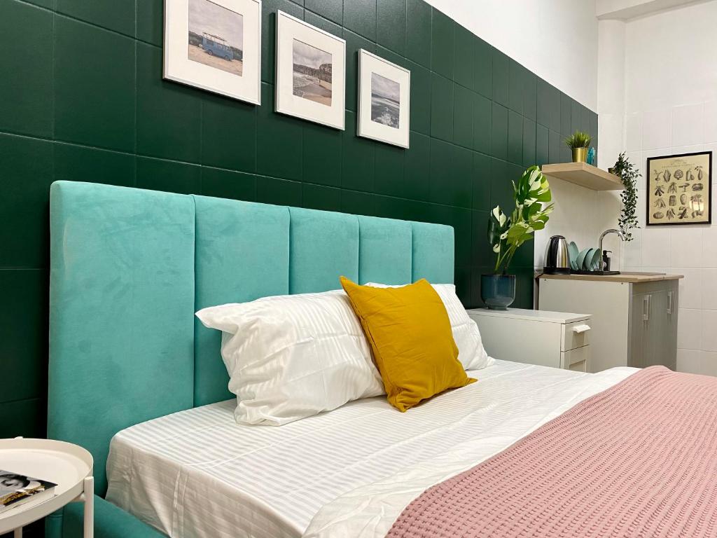 1 cama con cabecero azul en un dormitorio en Мини Гостиница Richotels en Ufá