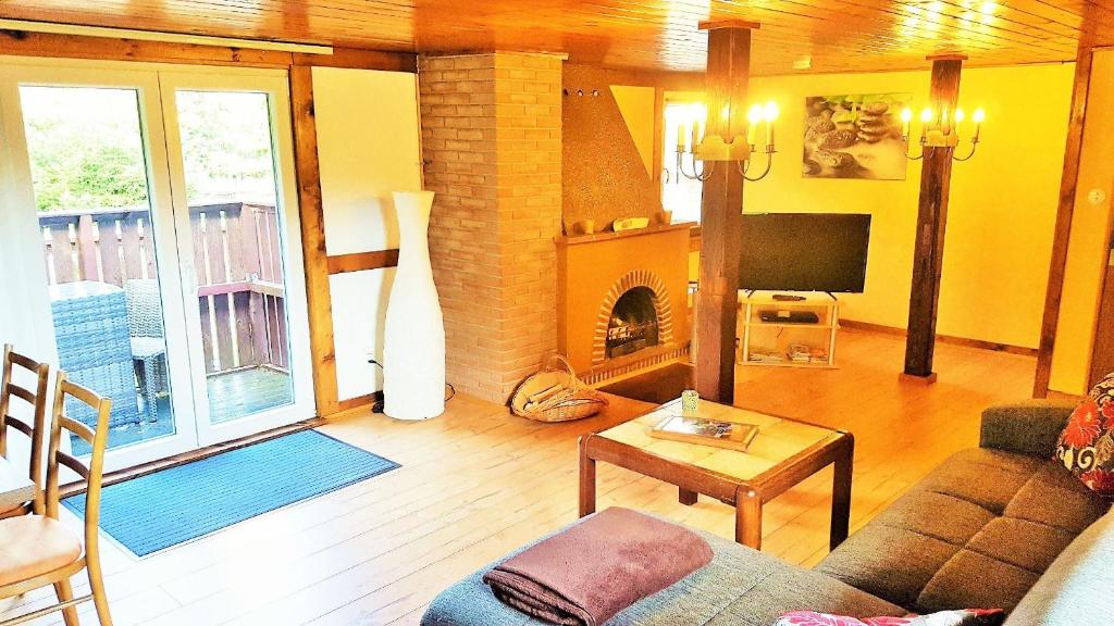 - un salon avec un canapé et une cheminée dans l'établissement Ferienwohnung-Himmelpforte, à Wernigerode